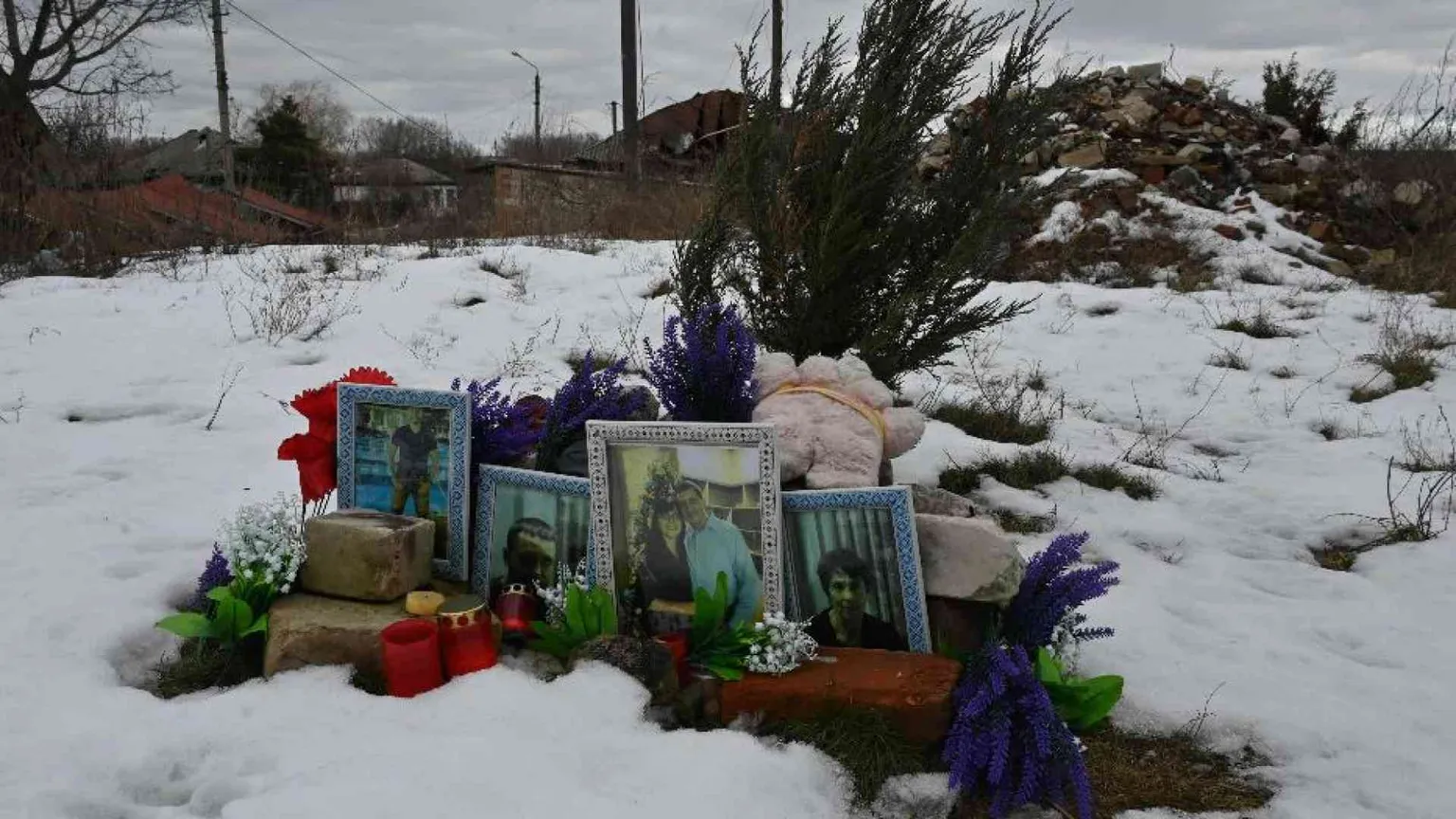 Gli orrori di Izyum hanno un volto: esumate 440 salme di prigionieri torturati