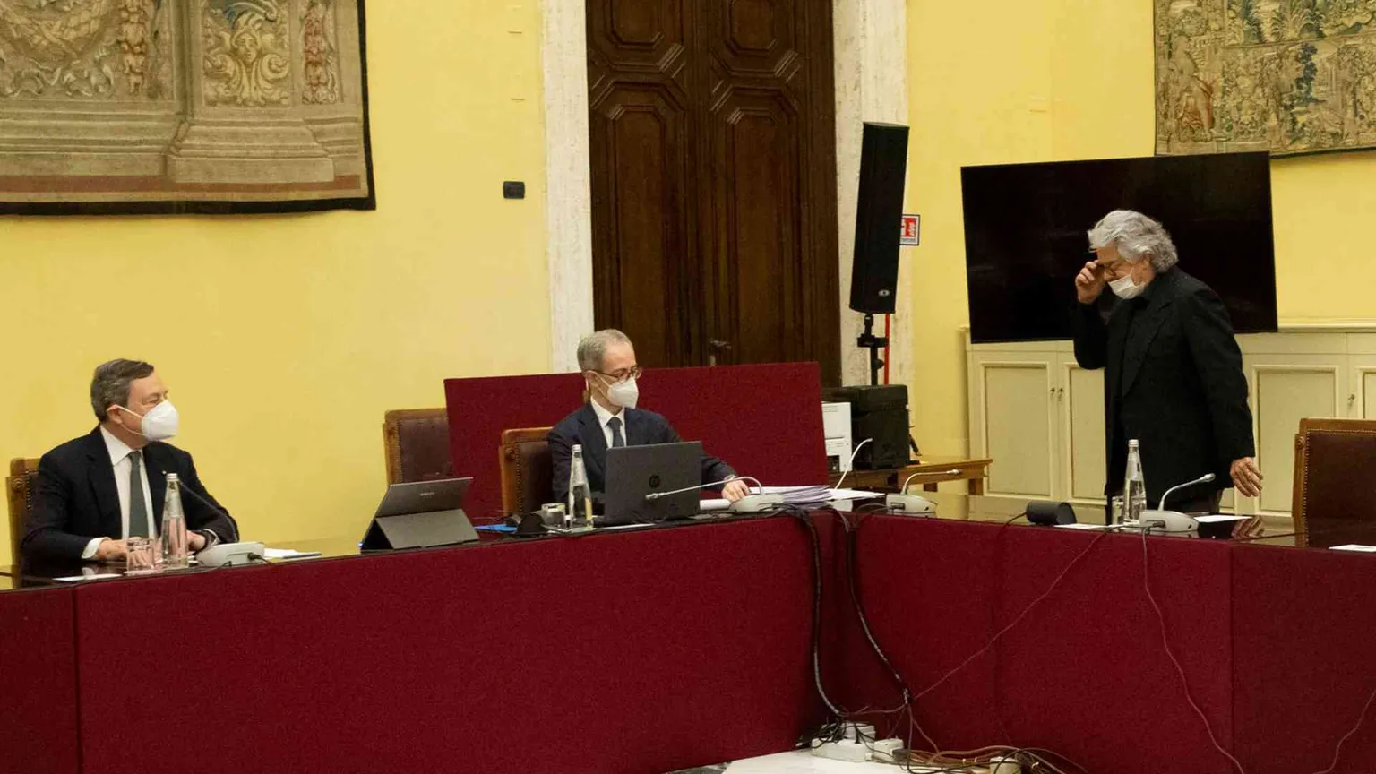 Grillo rivela: "Draghi? Mi ha lusingato e io ci sono cascato"