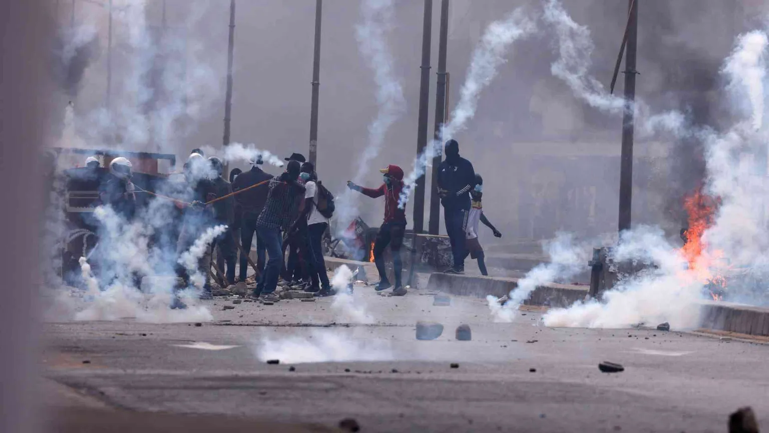 In Senegal l'opposizione scende in piazza, scontri nel cuore di Dakar
