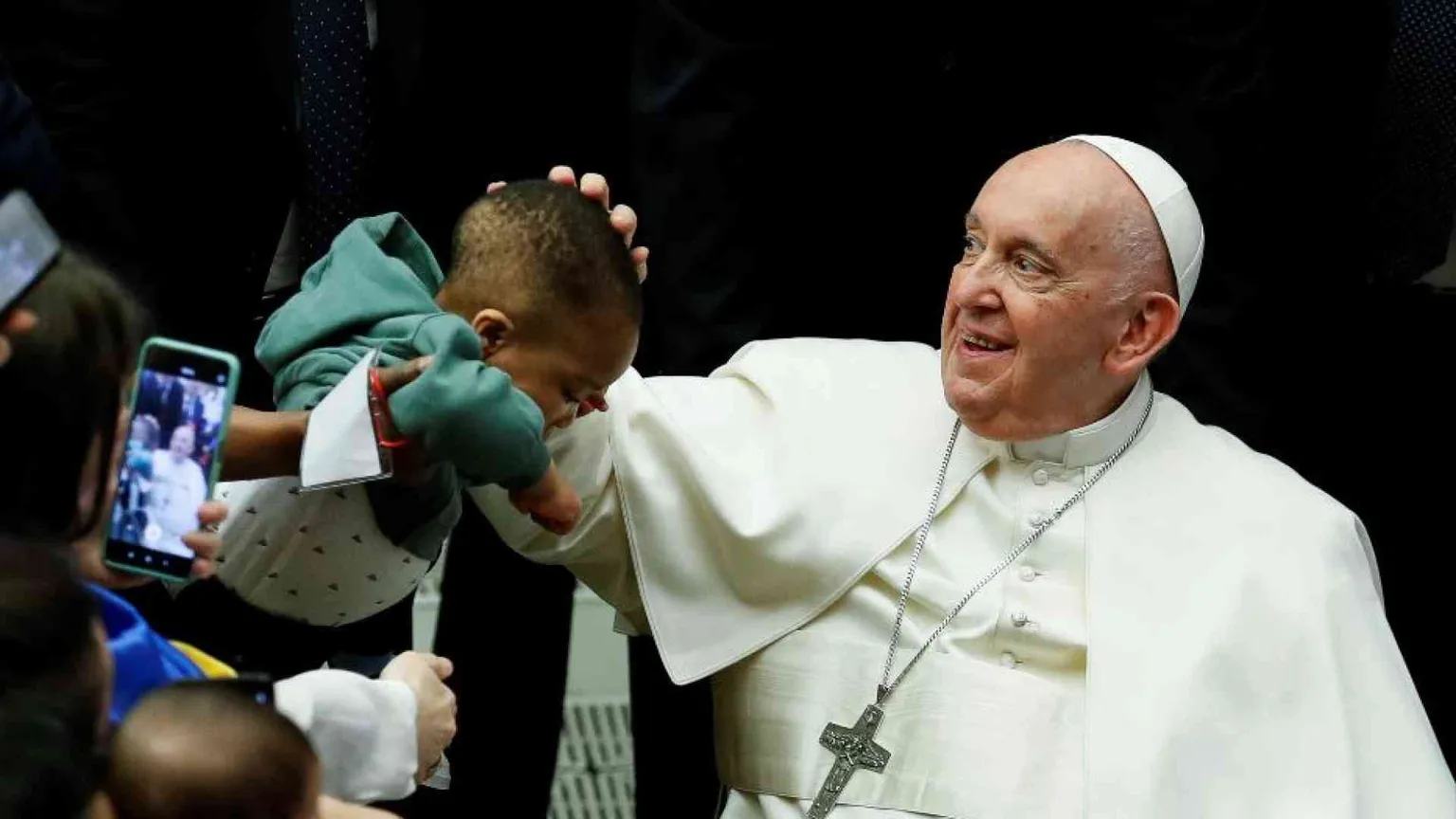 Il Papa: «I corridoi umanitari indicano una strada all'Europa»