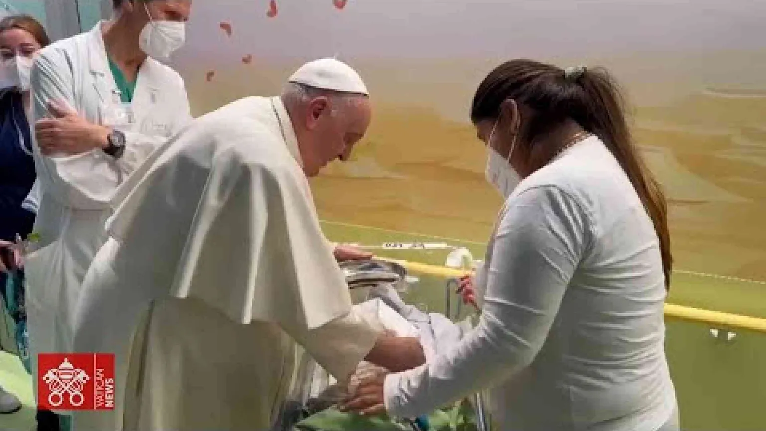 Il Papa visita il reparto di oncologia del Gemelli e battezza un bambino