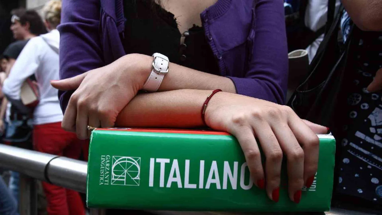Multe e proibizioni, il sovranismo linguistico di Fdi