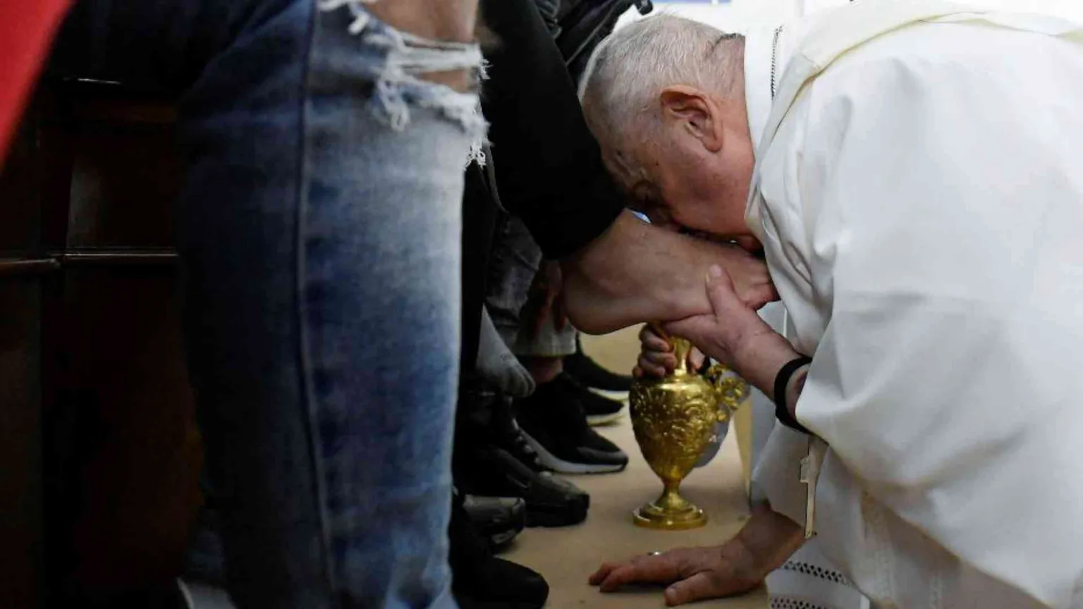 Il Papa lava i piedi ai giovani detenuti: «Gesù ci ama come siamo»
