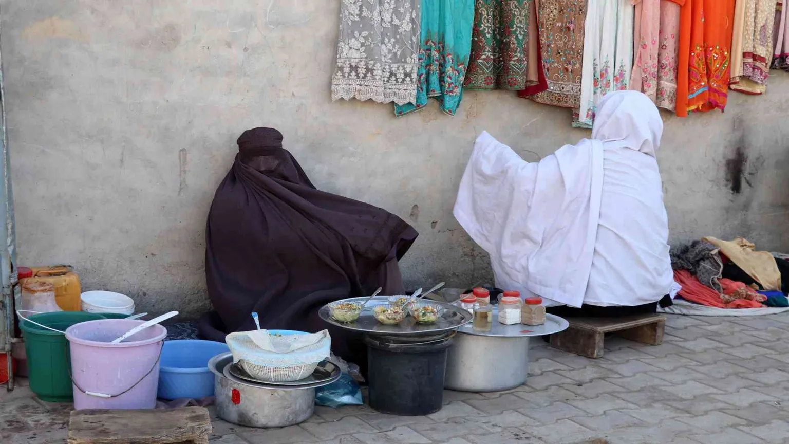 Herat, le donne cacciate dai ristoranti. L'Onu sfida i taleban