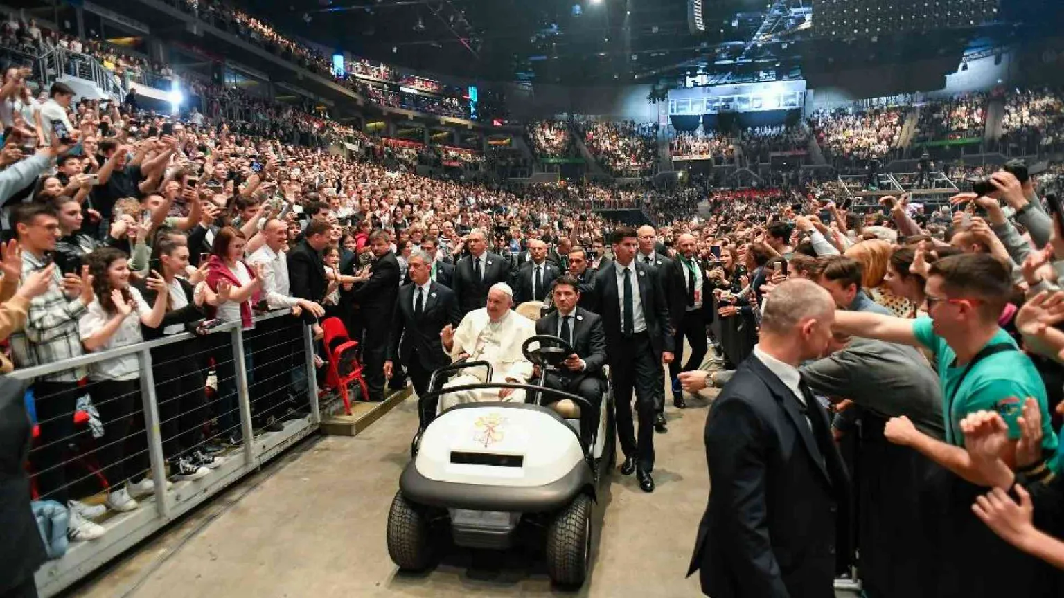 Il Papa ai giovani: «Non accontentatevi, puntate in alto»