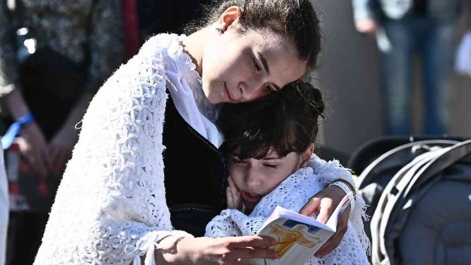 Messa del Papa con 50mila fedeli a Budapest: i cristiani siano porte aperte