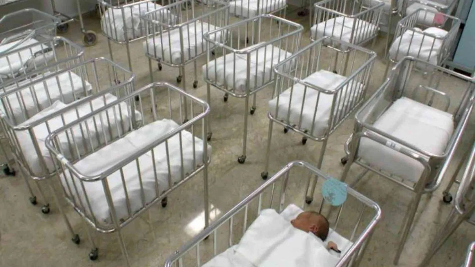 Obiettivo: 500mila nati entro il 2030, «aiutiamo i giovani a fare più figli»