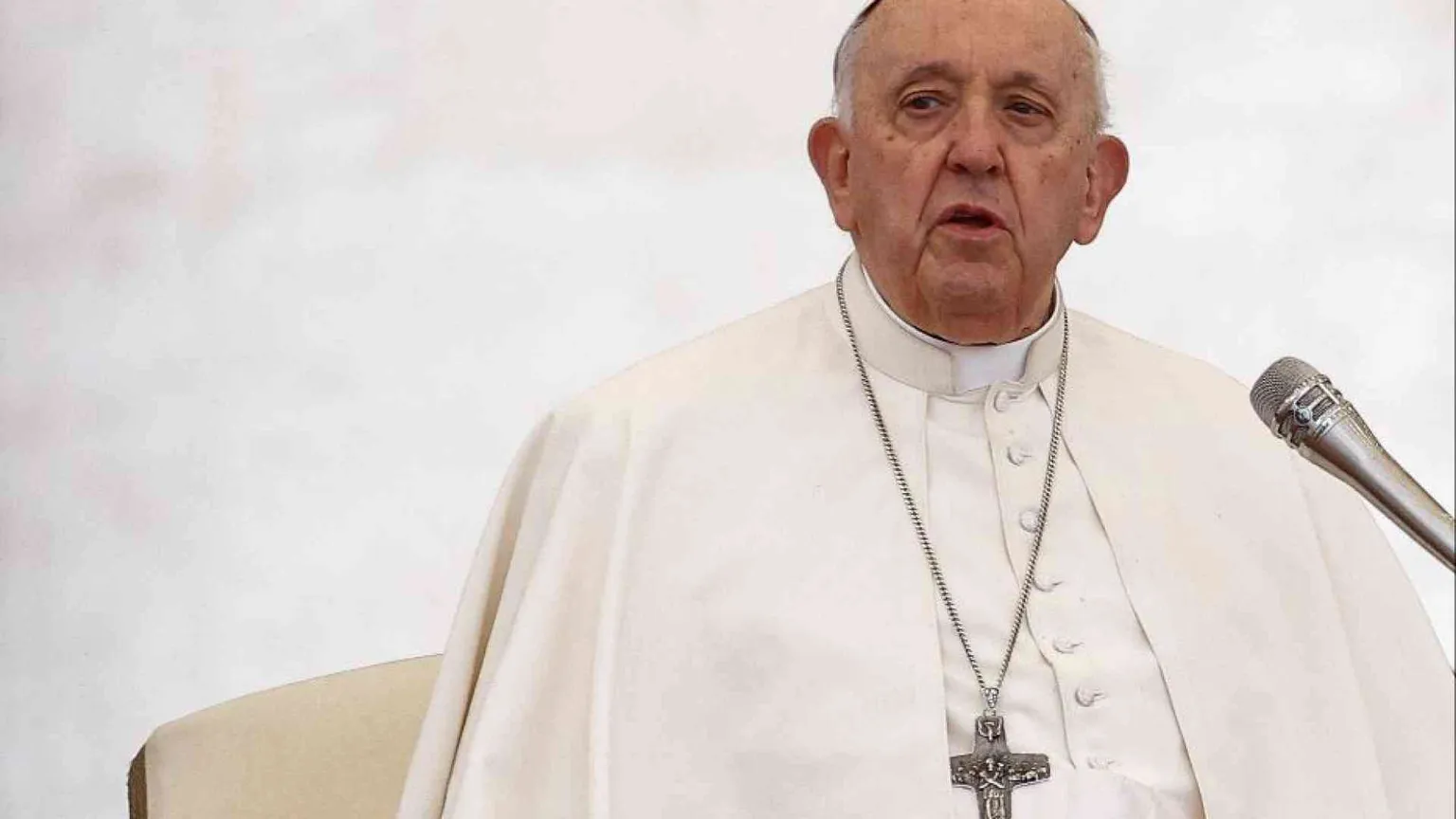 Migranti, il Papa: li lasciamo noi morire nel Mediterraneo