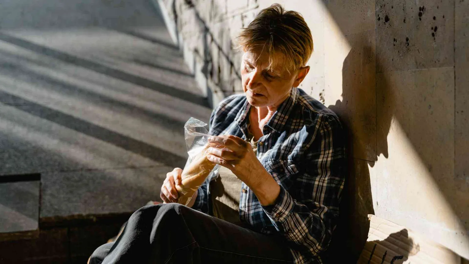 Poveri penalizzati e lavoro svilito: così si fa un balzo all'indietro
