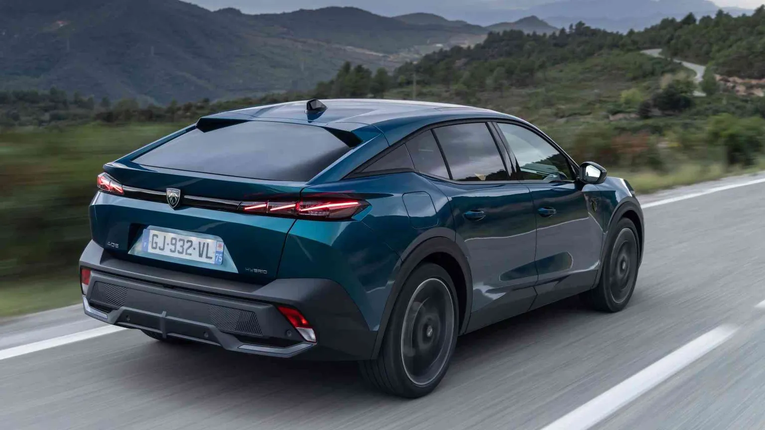 Peugeot 408, il bello di guidare fuori dagli schemi