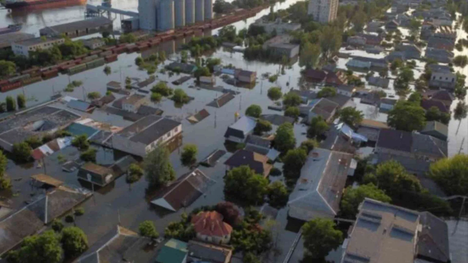 Kherson, la genta resta sott’acqua. Kiev e Mosca si scaricano la responsabilità
