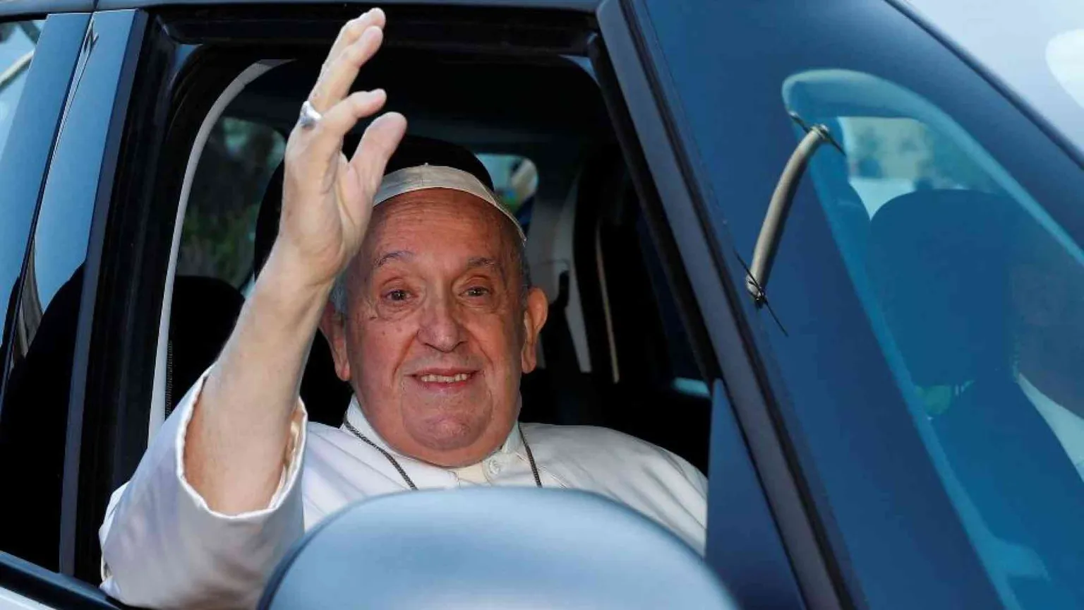 Papa Francesco ha lasciato l'ospedale Gemelli: «Ancora vivo» / Foto