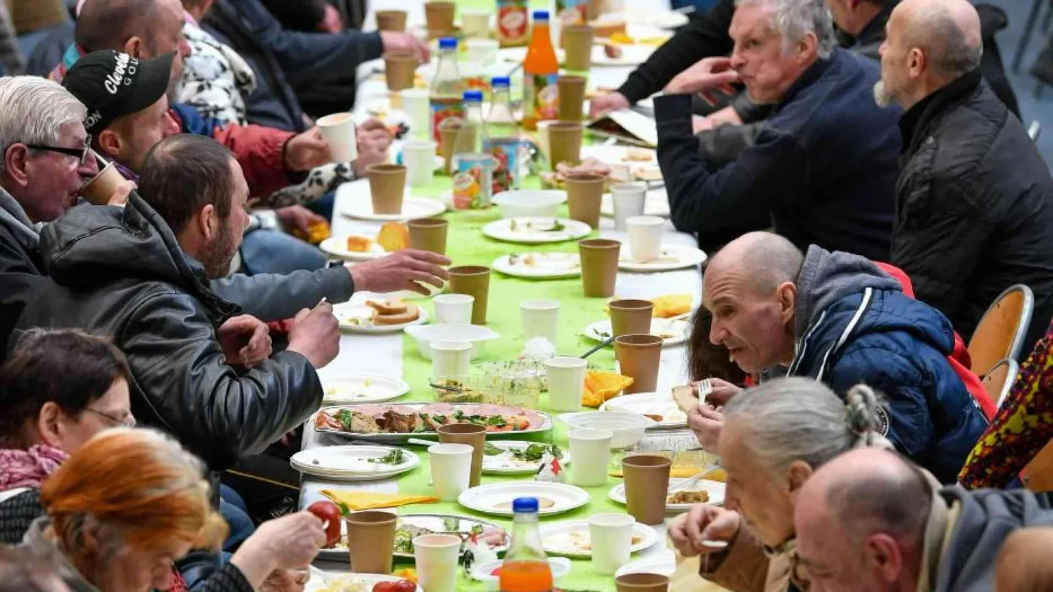 Si allungano le file (+12%) ai centri della Caritas: più poveri in Italia