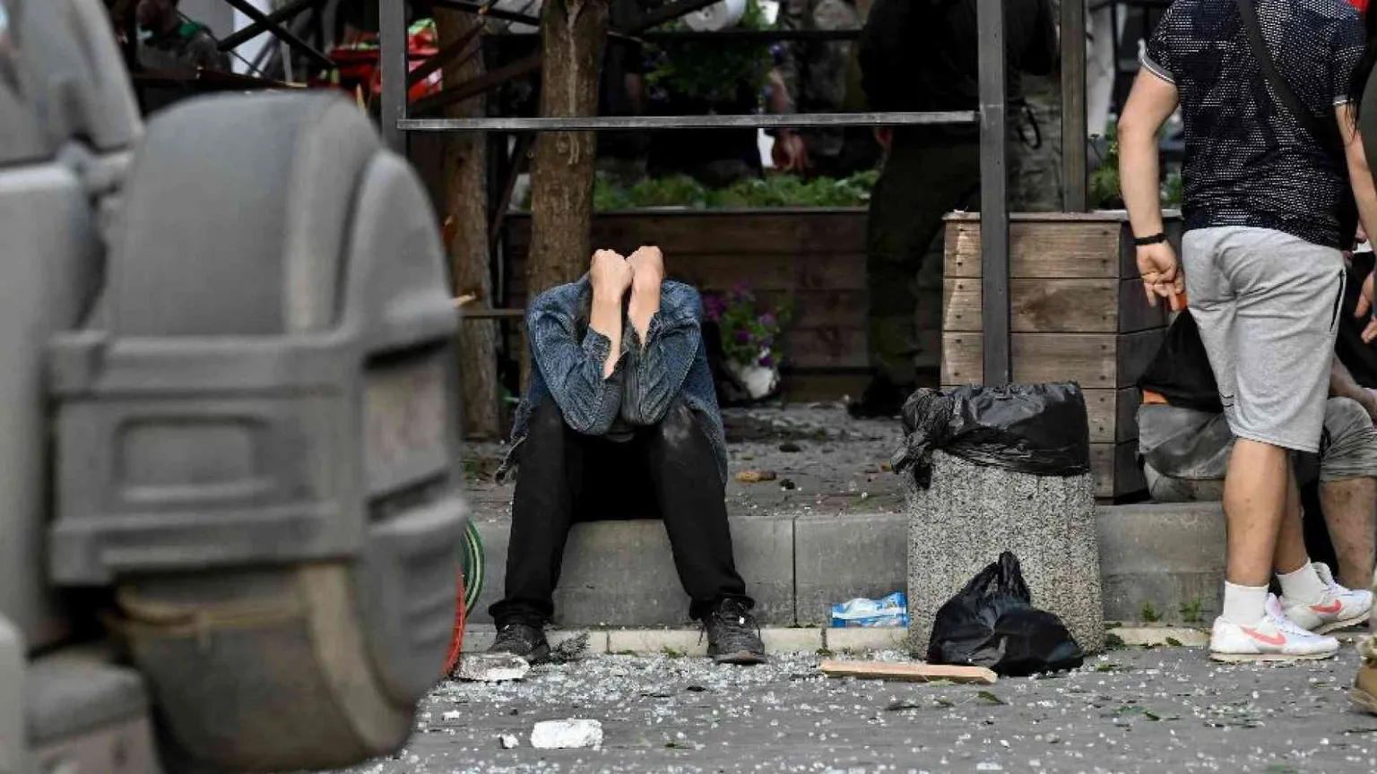 La strage di civili a Kramatorsk: 11 morti, tra loro due gemelle di 14 anni