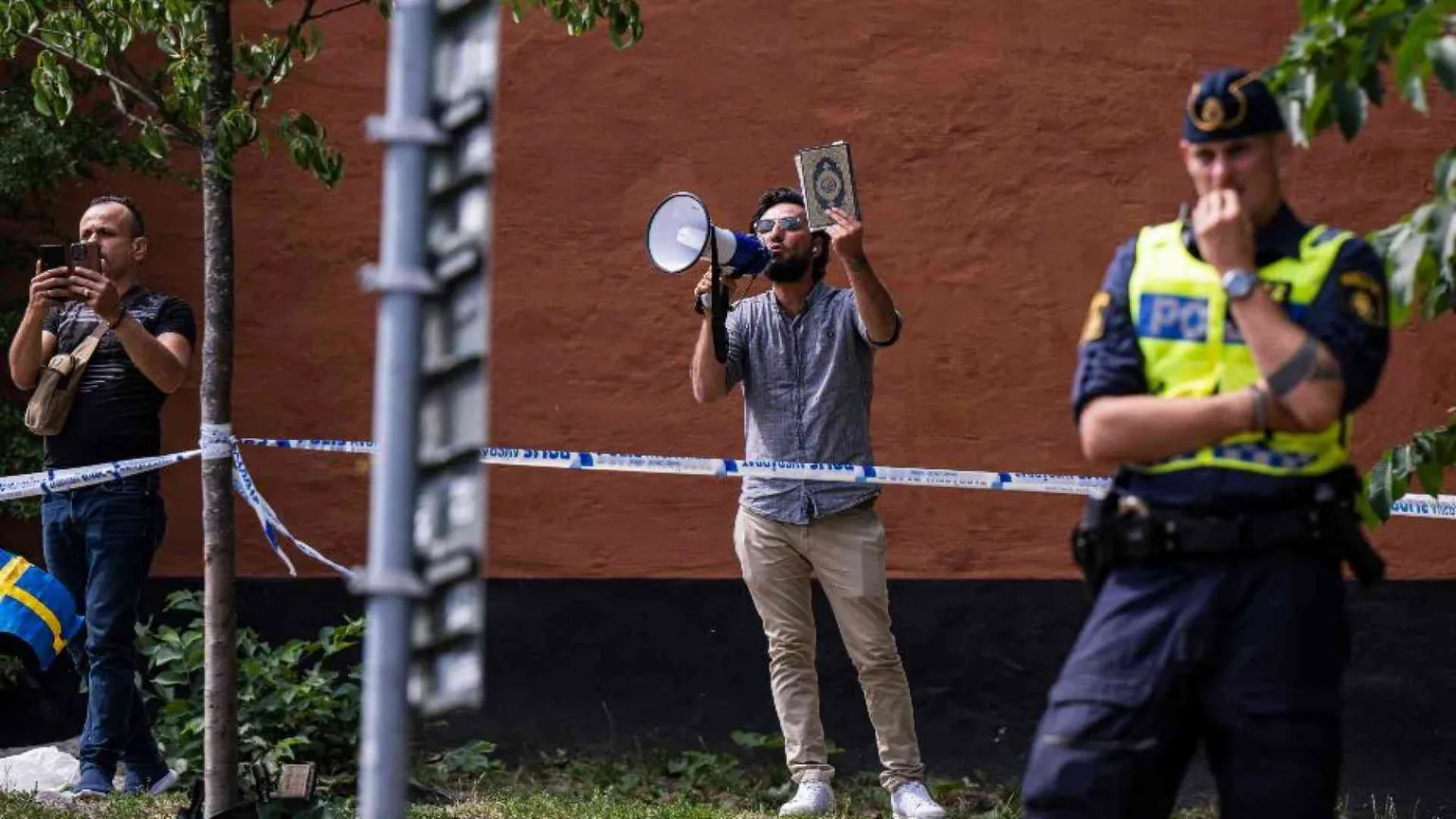 Brucia il Corano a Stoccolma davanti alla moschea, l'ira della Turchia