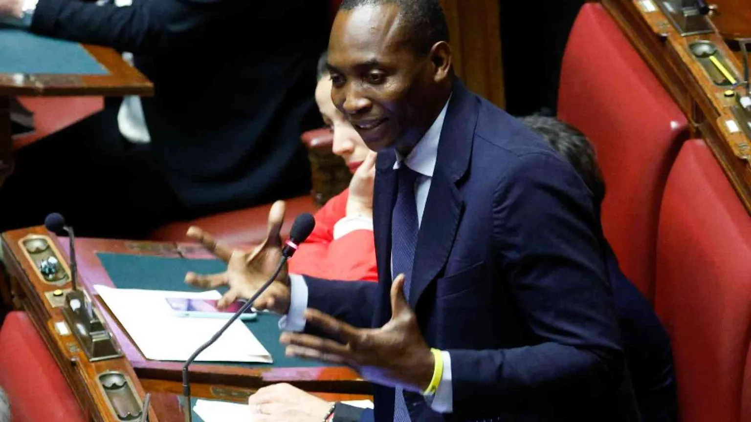 Soumahoro: «Ululati mentre parlavo». Ma per la maggioranza non c'è razzismo