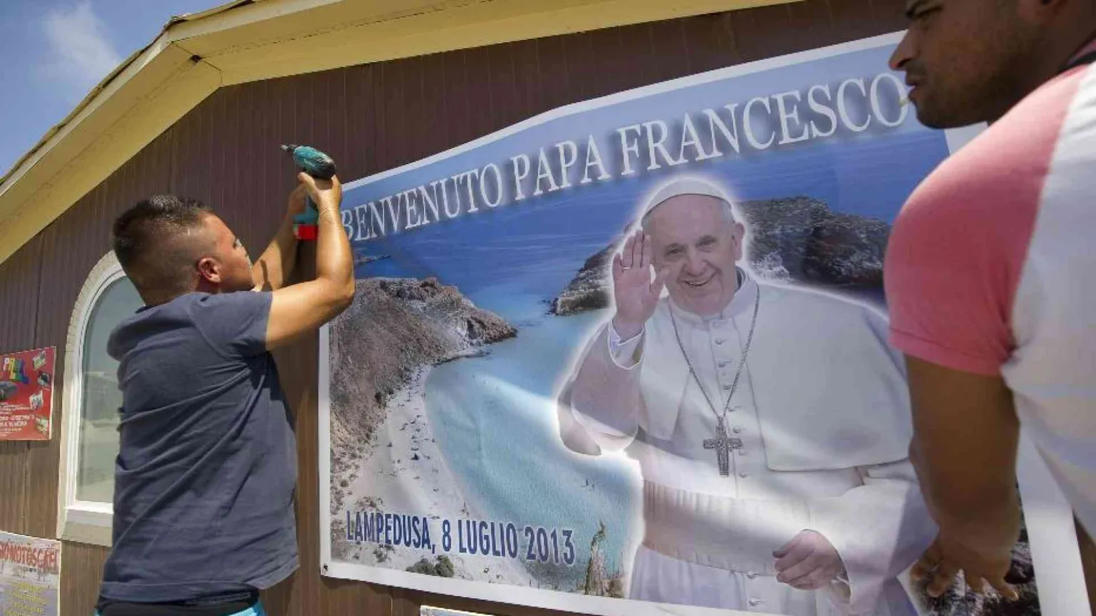 Il Papa: le stragi in mare, vergogna di una società che non sa più piangere