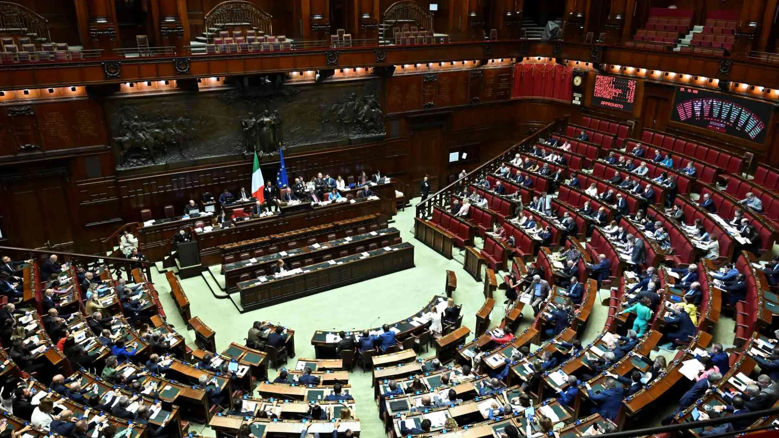 Più soldi (1.200 euro) ai capigruppo E i 5 stelle votano con il centrodestra