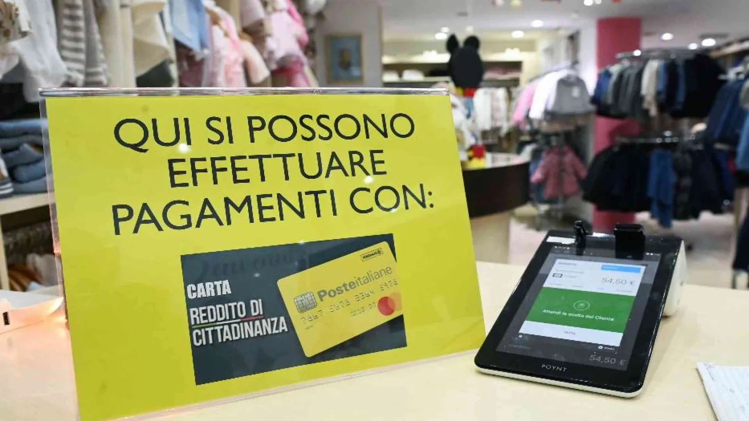Dall'Inps Sms a 169mila famiglie: stop al reddito di cittadinanza. Proteste