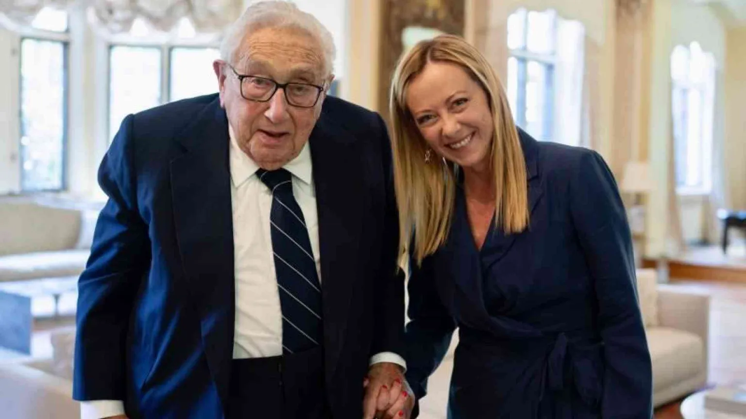Diritti e Cina, i "consigli" di Biden a Meloni. La gag: fai venire qui tua figlia