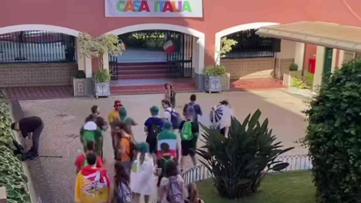 Casa Italia: mille colori e servizi dal medico al wi-fi, al vero caffè