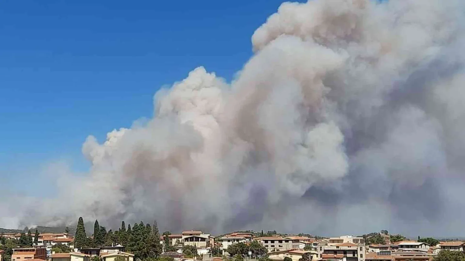 Brucia la costa nord-est della Sardegna, centinaia di evacuati