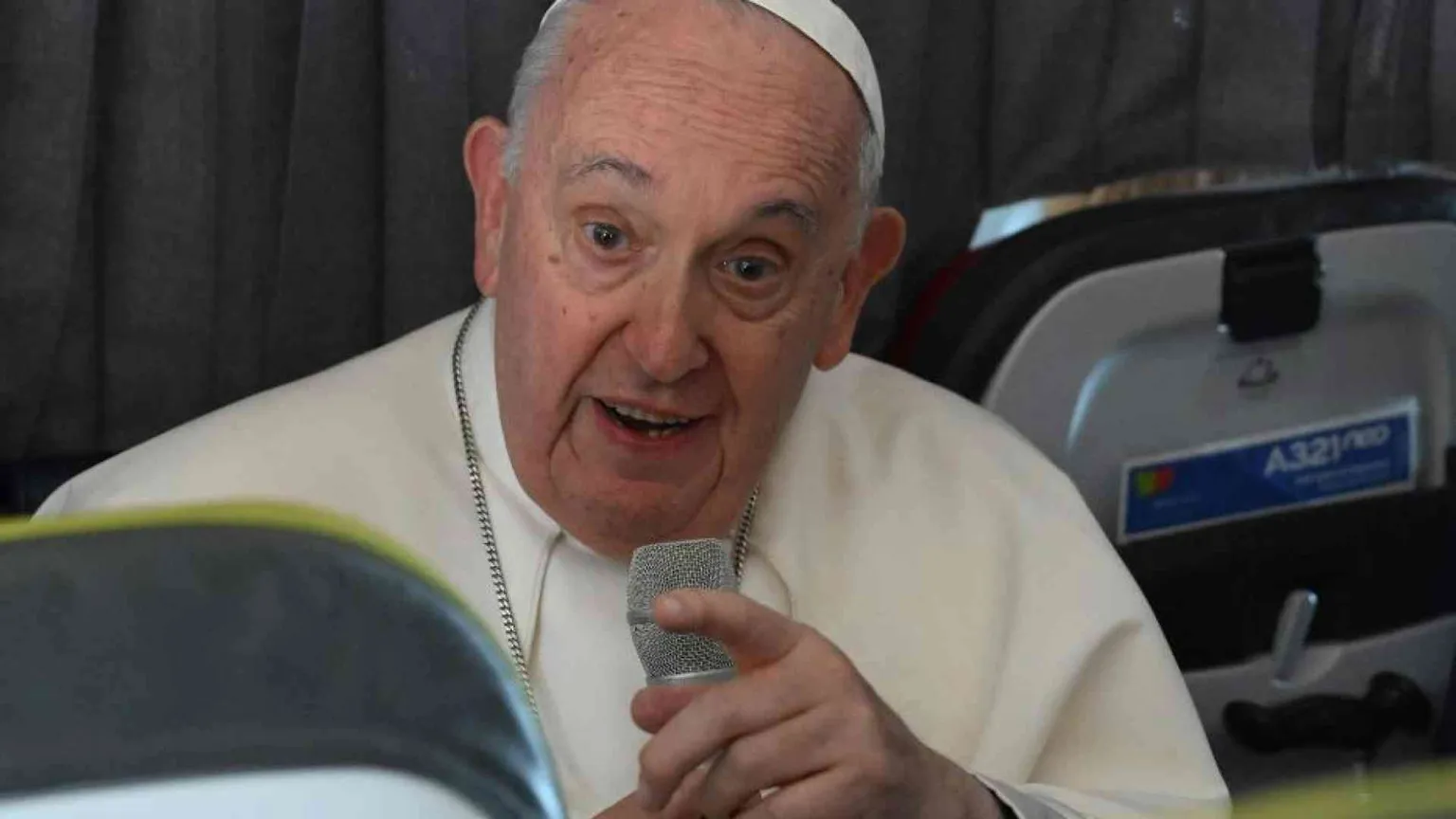 Il Papa: abusi sui minori sono «una peste». E il Nord Africa è un cimitero