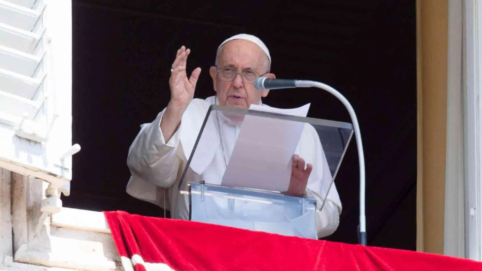 Il Papa: il rumore delle armi copre gli sforzi di pace. E loda il volontariato