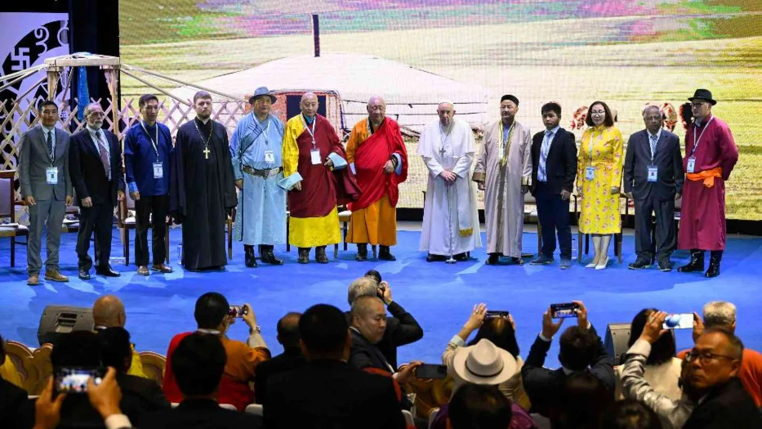 Il Papa: "I credenti di ogni religione insieme per il bene dell'umanità"