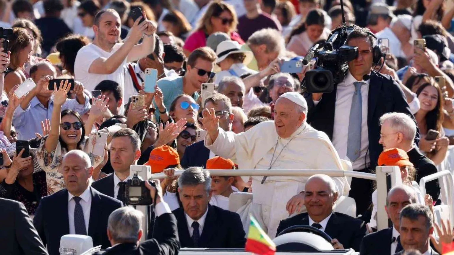 Il Papa: allargare i confini del nostro sguardo