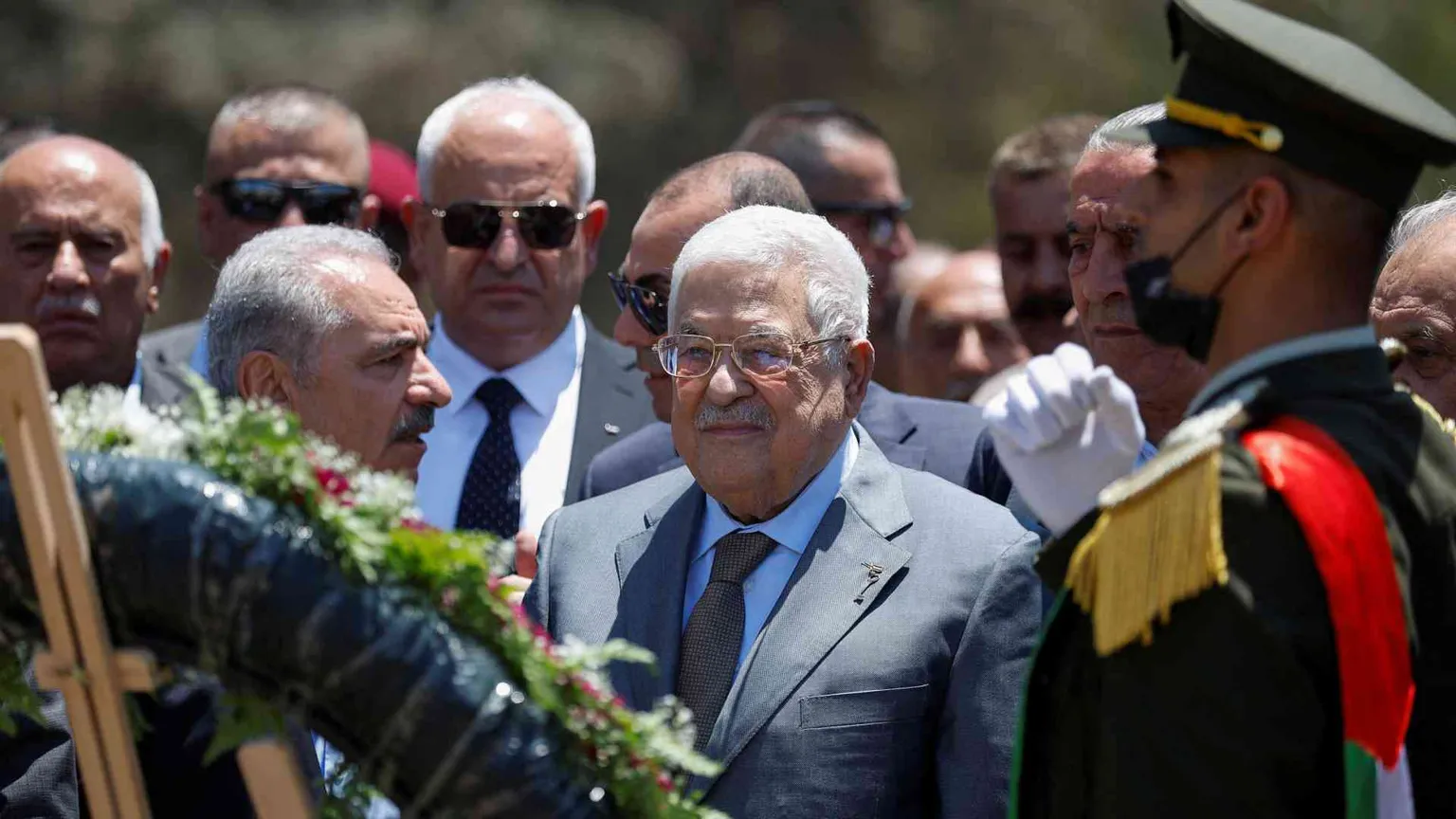 Abu Mazen: «Hitler uccise gli ebrei perché usurai». Parigi revoca la medaglia