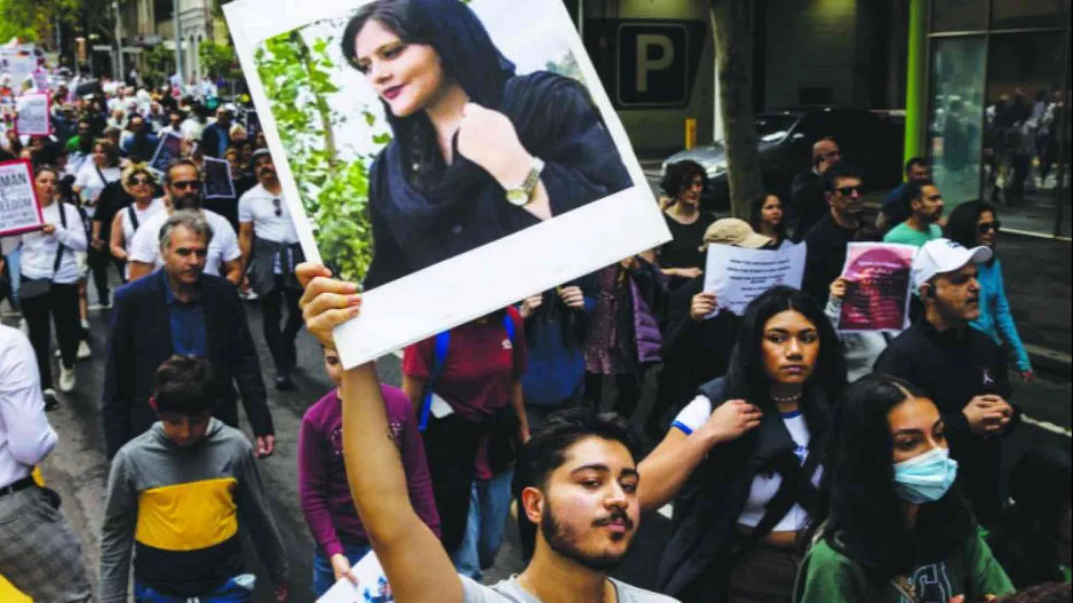 Un anno dopo Mahsa, l'Iran non smette di urlare: «Donna, vita e libertà»