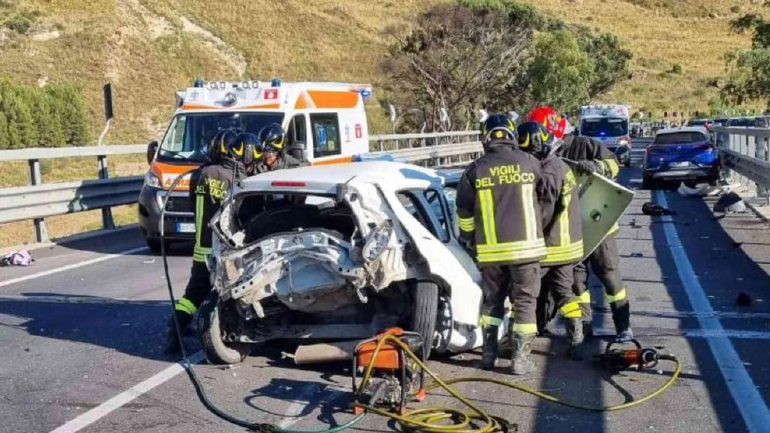 Madre e padre morti, bimbi salvi: quanto dolore a causa di un incosciente