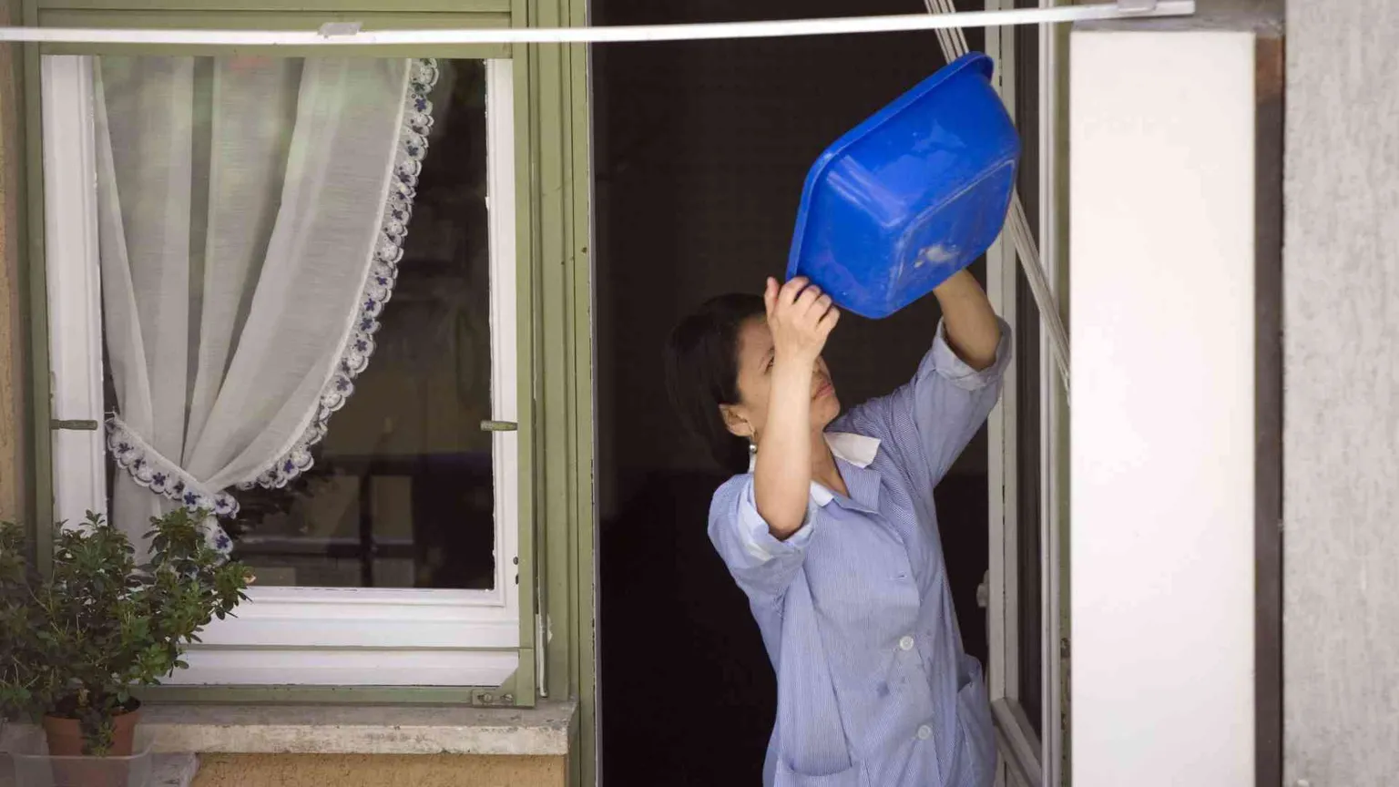 La crisi spinge le famiglie a rinunciare a colf e badanti