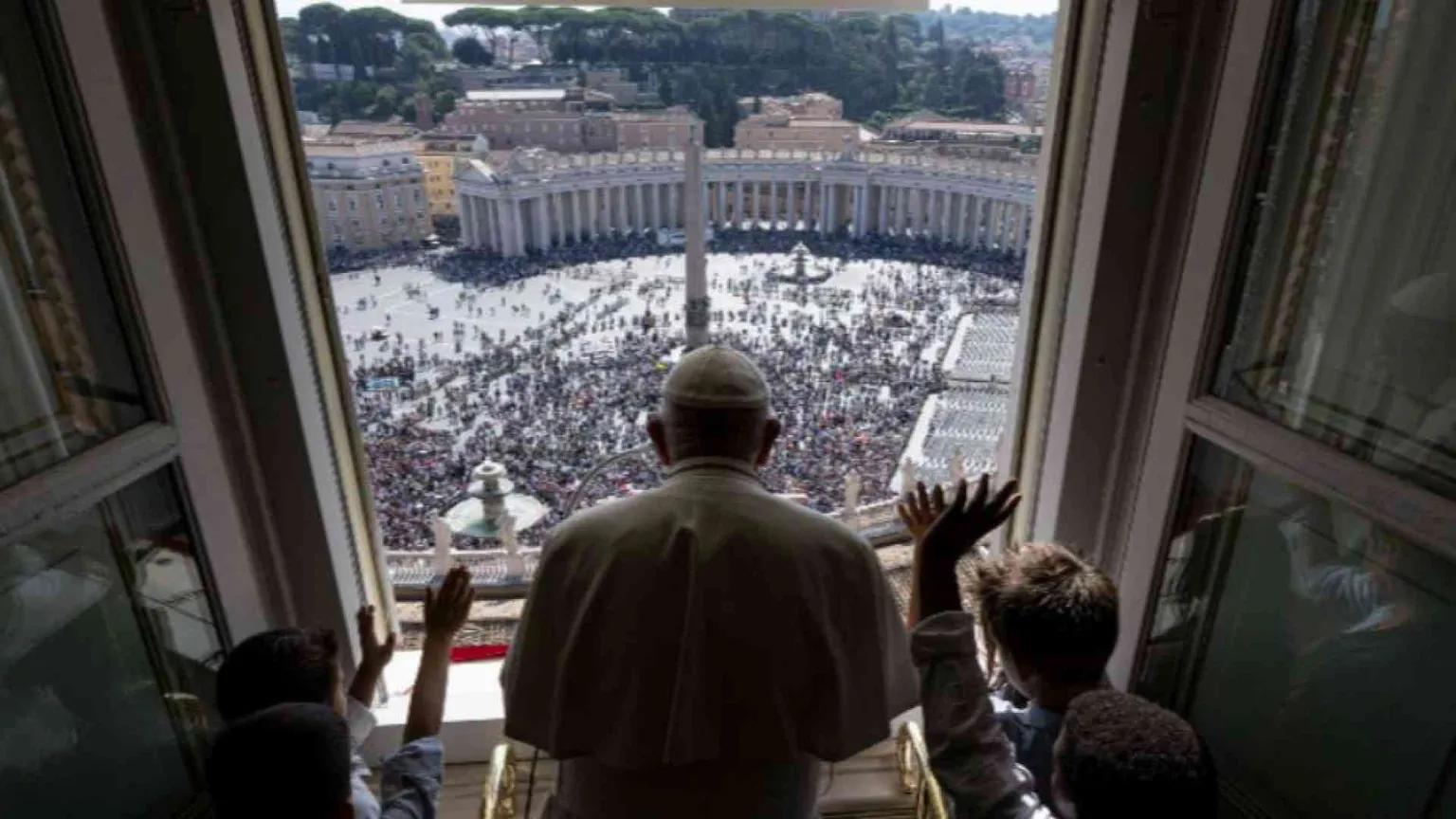 Coppie gay, sacerdozio femminile: il Papa risponde ai “dubia”