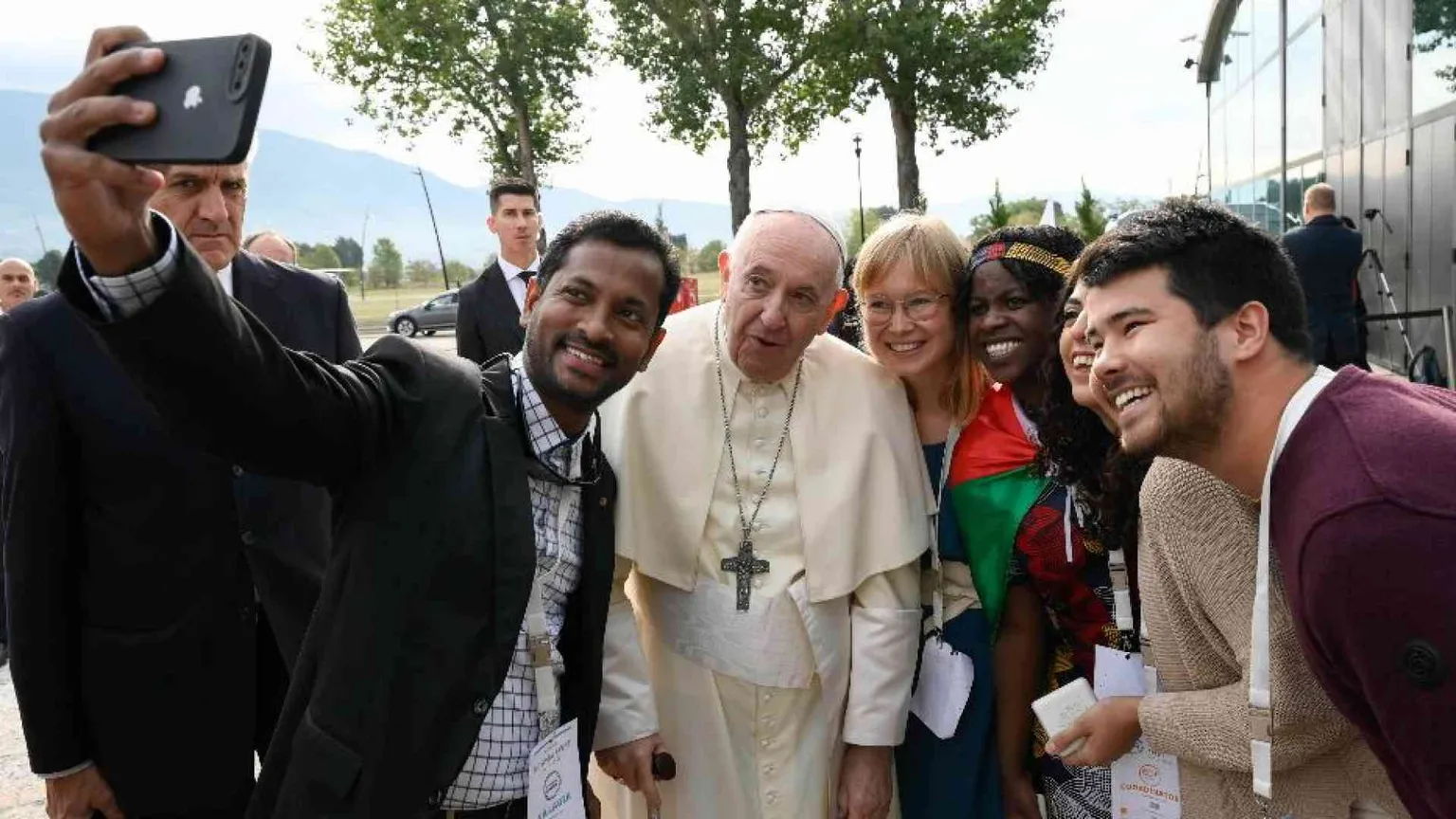 Il Papa ai giovani: «L’economia integrale? Con e per i poveri»