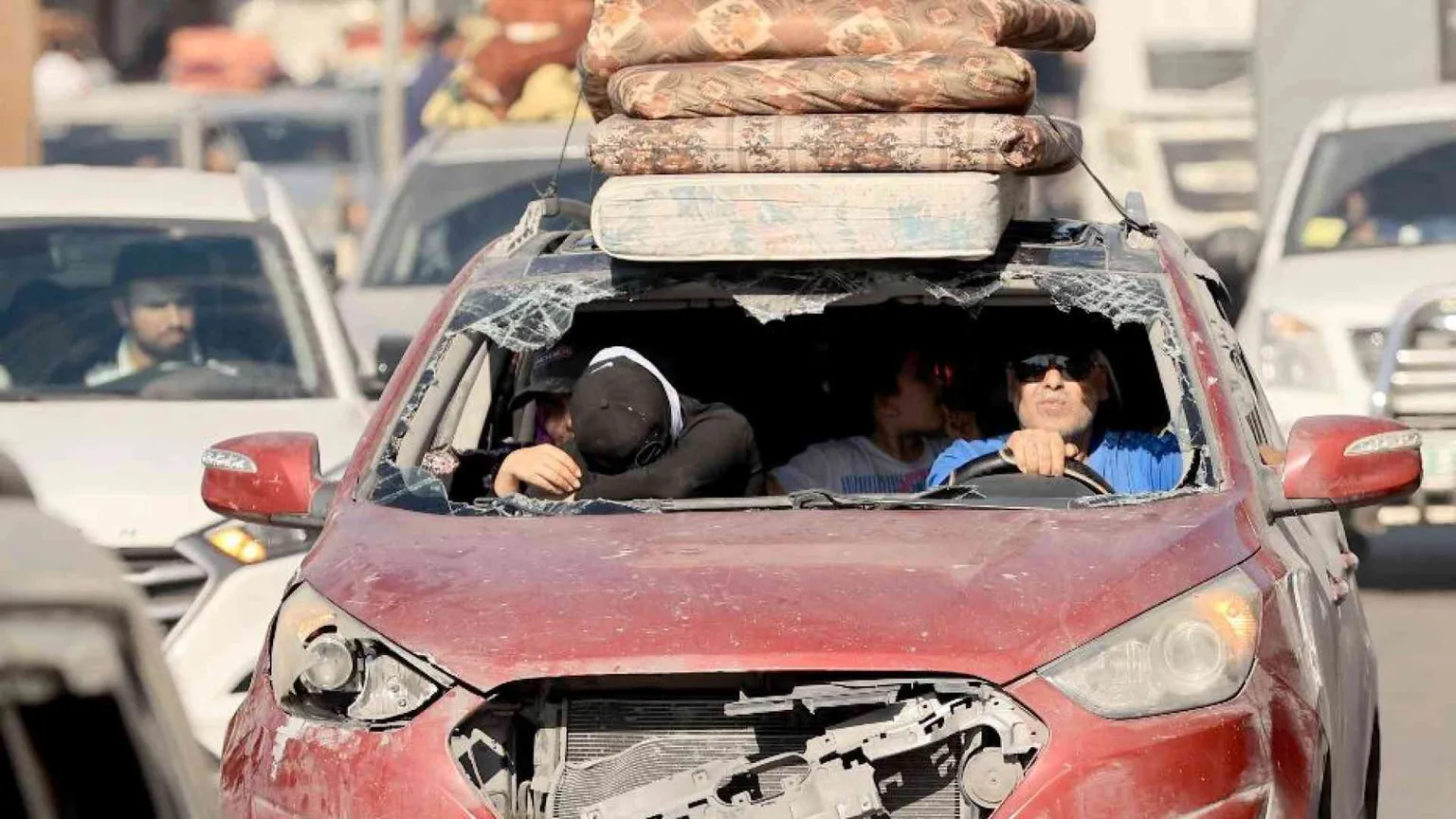Israele colpisce in Libano. Civili via da Gaza, protestano Onu e Oms