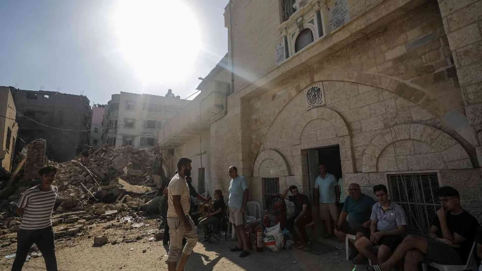 Bombe sui cristiani in una chiesa: operatrice Caritas tra le 18 vittime