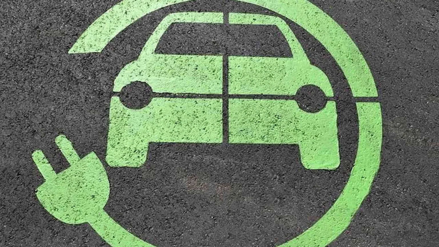 Auto elettriche, colonnine e batterie: quante bugie intorno alla spina
