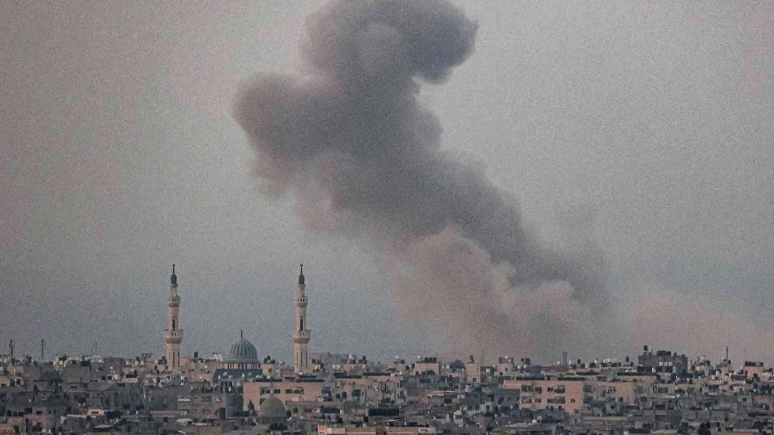 Carri armati israeliani a Gaza. «Ucciso il capo Hamas dei deltaplani»
