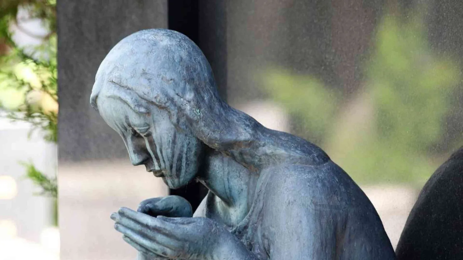 Profili e frasi dei defunti online. Ma la vita eterna digitale è un'illusione