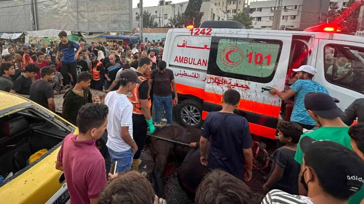Colpita la scuola cattolica di Gaza. E scoppia la guerra delle ambulanze