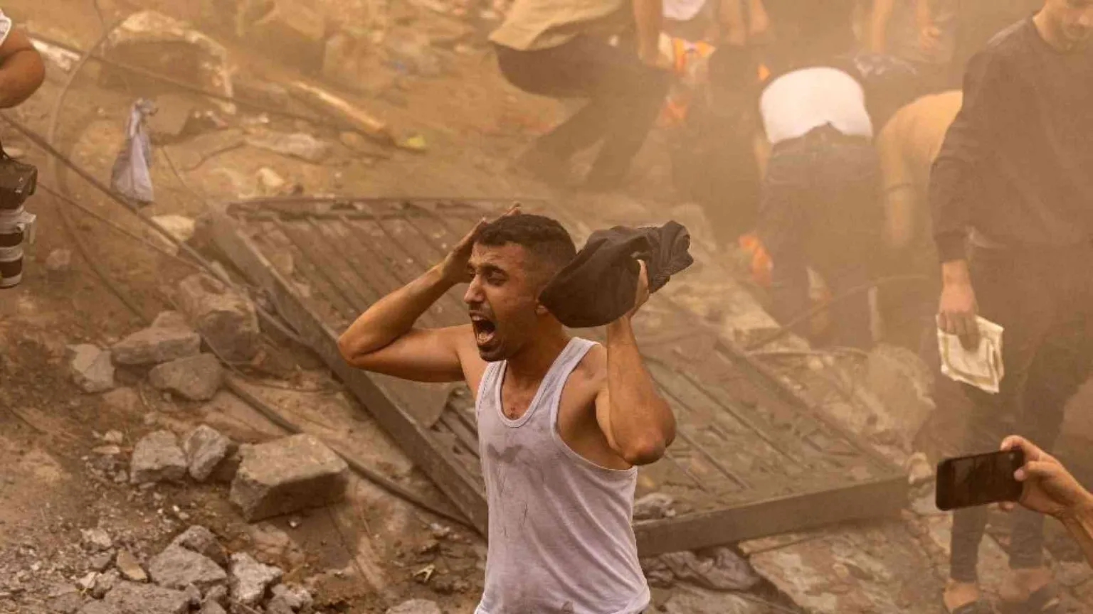 Hamas: «A Gaza superati i 10mila morti». Riapre il valico di Rafah