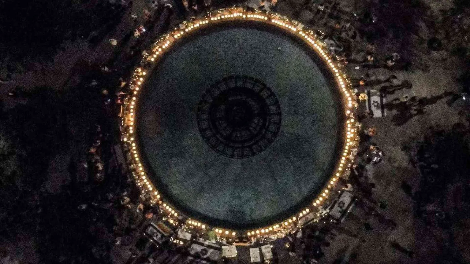 Israele si ferma. E al Muro 1.400 candele illuminano il buio