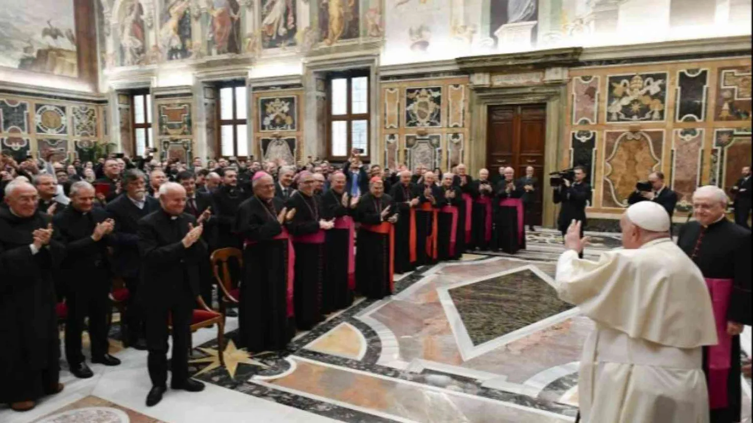 Francesco: il cammino della santità si fa assieme agli altri, non da soli
