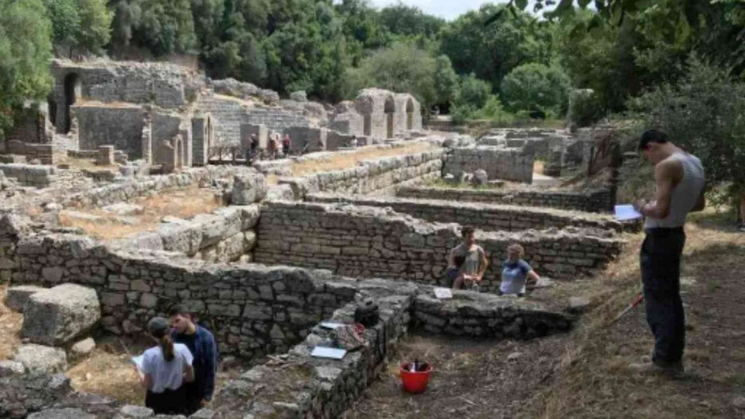 Da una laguna in Albania riaffiorano i resti di un ponte romano