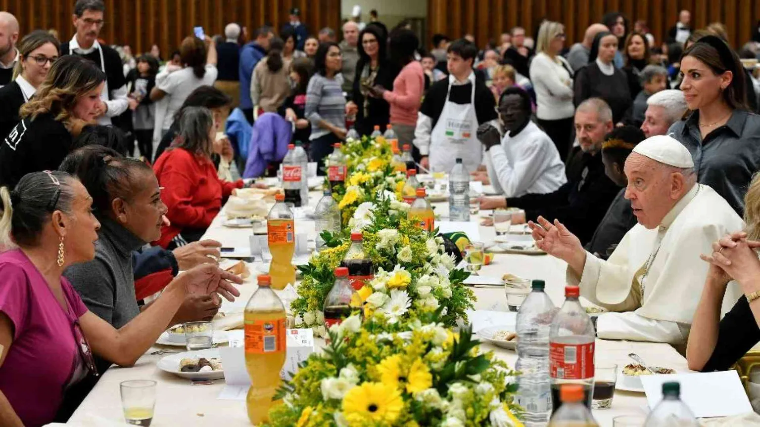Il pranzo di papa Francesco con i poveri in Aula Paolo VI