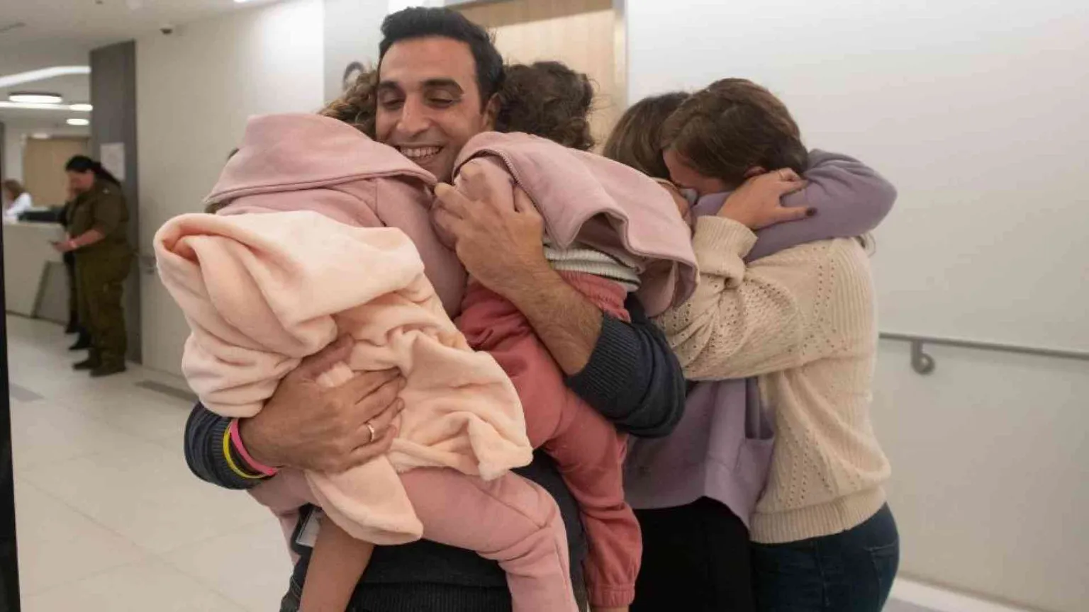 Dopo l'incubo, ecco chi sono i 13 ostaggi israeliani liberati