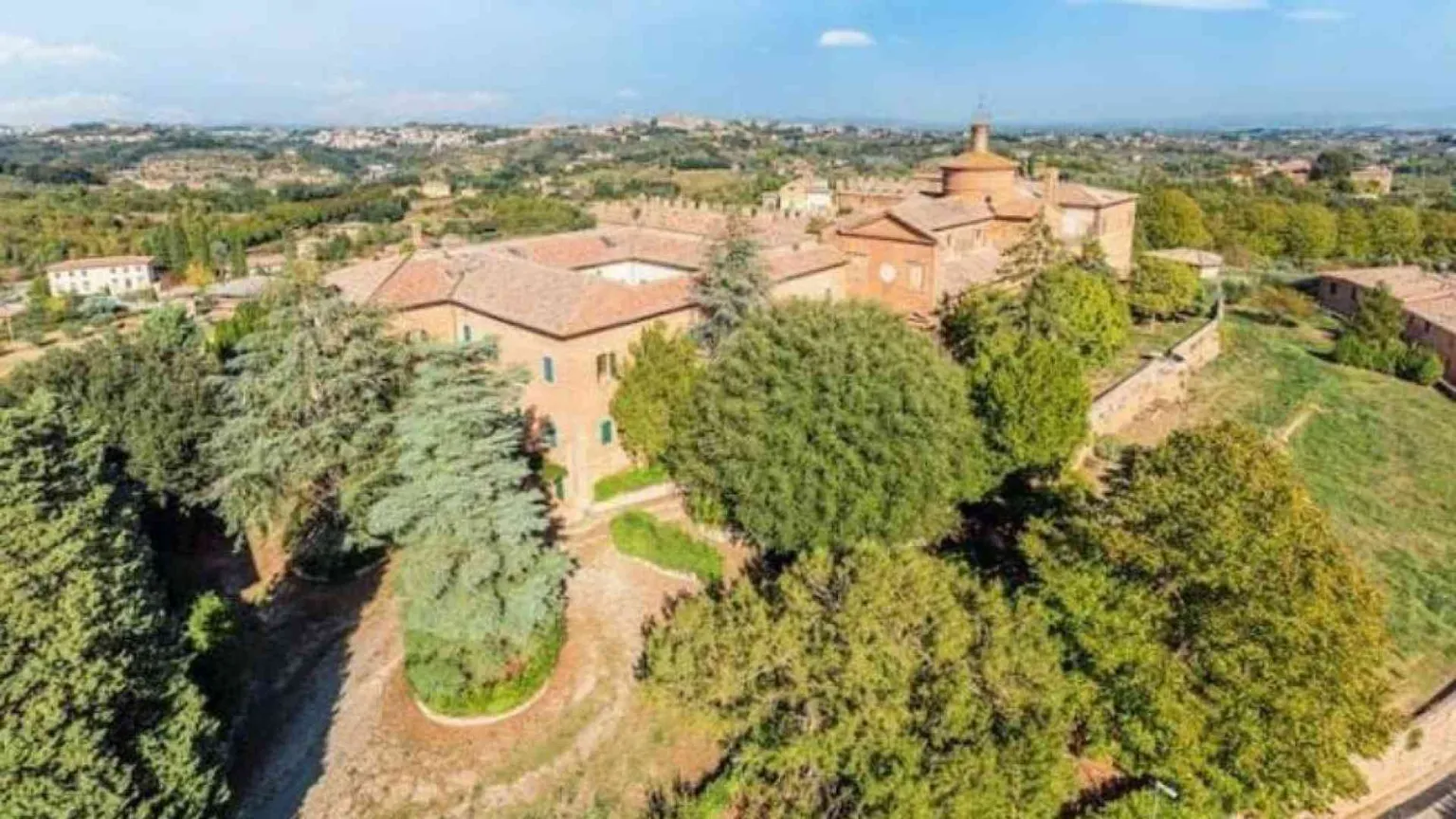 L’abbazia millenaria in vendita in Toscana rischia di diventare un resort
