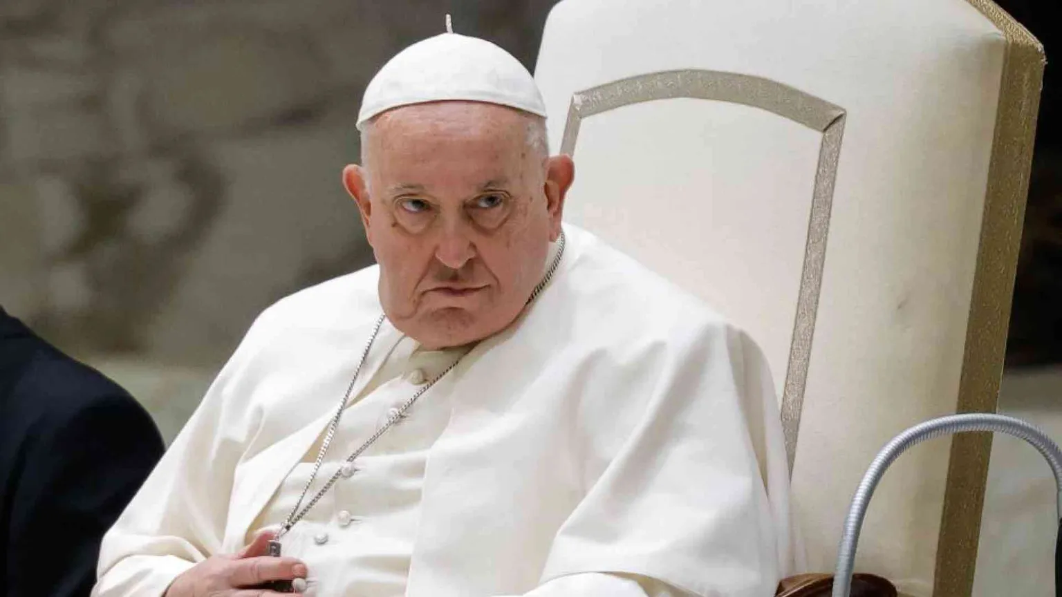 Il bollettino: stazionarie le condizioni di papa Francesco
